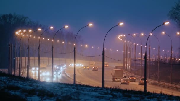 Highway traffic in the evening, lights are on, autobahn, traffic — Stockvideo