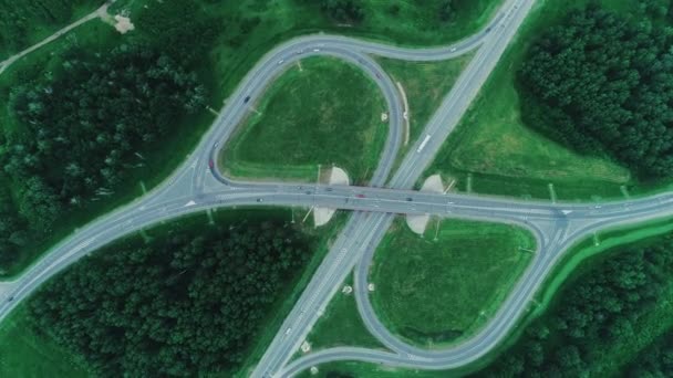 Aero vista superior da estrada rodoviária. Paisagem de campo de subúrbio com pista e árvores — Vídeo de Stock