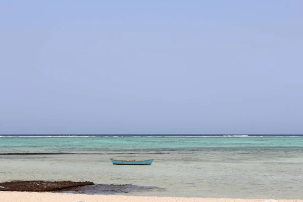 Egito praia egípcia com montanhas e barco no mar Vermelho — Fotografia de Stock