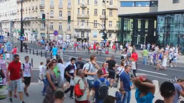 Pologne personnes sur le défilé sur Varsovie — Video