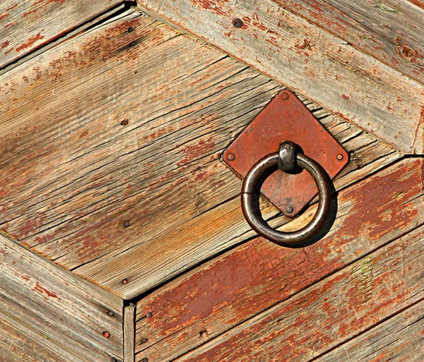 Cerca velha de madeira com um aperto de ferro . — Fotografia de Stock