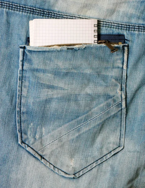 Der Notizblock Lugt Aus Der Tasche Der Blauen Alten Jeans — Stockfoto