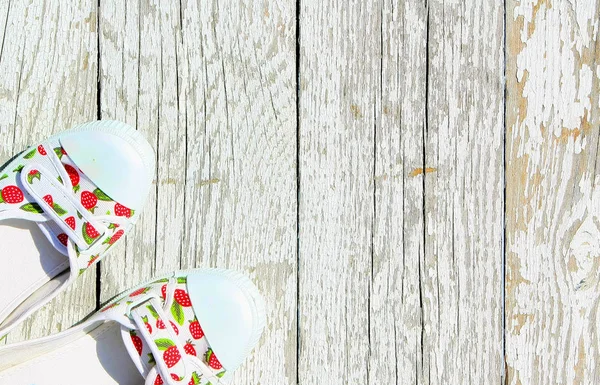 Branco Com Tênis Bagas Vermelhas Fundo Madeira Branco Sapatos Verão Fotos De Bancos De Imagens