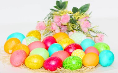 Çiçeklerin arka planında paskalya yumurtaları. Tatil kartı. Yatay görüntü. Uzayı kopyala Kapat..