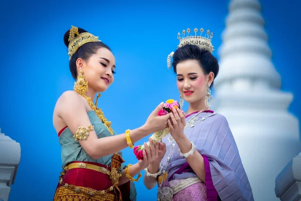 Hermosas Dos Mujeres Traje Tradición Tailandesa Haciendo Guirnalda Con Muchas — Foto de Stock