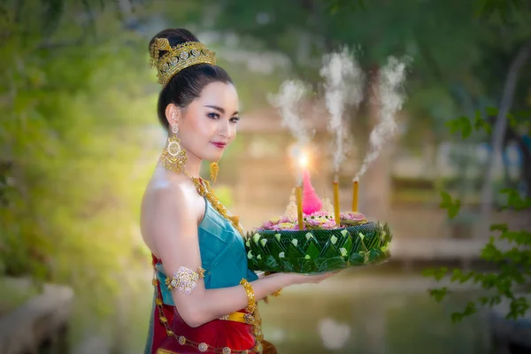 Hermosa Mujer Traje Tradicional Tailandés Sosteniendo Cesta Flotante Flor Kratong — Foto de Stock