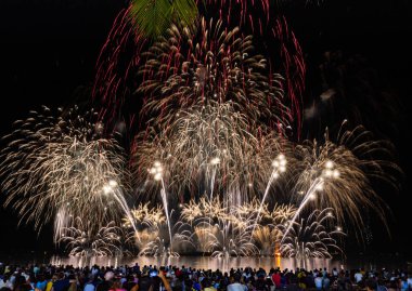 Pattaya, Tayland - 29-30 Kasım 2019: Havai fişek gösterisi ve Pattaya Uluslararası Havai fişek Festivali Tayland plajında.