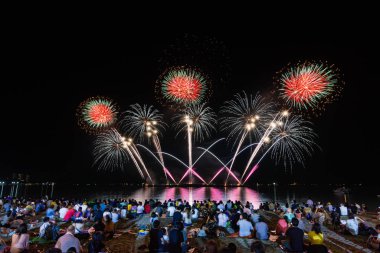 Pattaya, Tayland - 29-30 Kasım 2019: Havai fişek gösterisi ve Pattaya Uluslararası Havai fişek Festivali Tayland plajında.