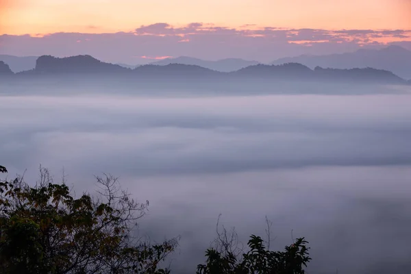 Vista Montaña Con Mar Niebla Mañana Vista Amanecer — Foto de Stock