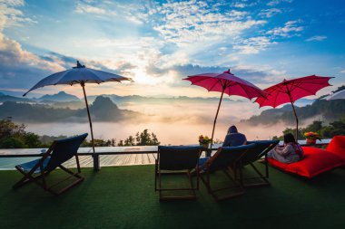 Terastaki büyük renkli şemsiyelerin dağ manzarası vardır. Sabahları sis denizi ve gün doğumu manzarası vardır..