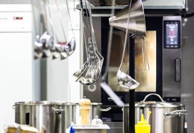 Bir restoranda mutfakta yemek pişirirken bulaşıklar. Yakın plan.