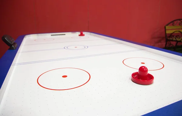 Mesa de primer plano para jugar al hockey sobre aire. Equipo juego —  Fotos de Stock