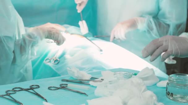 Le chirurgien principal dans la salle d'opération, où le patient l'attend, et il commence l'opération. Véritable hôpital moderne avec équipement authentique. — Video