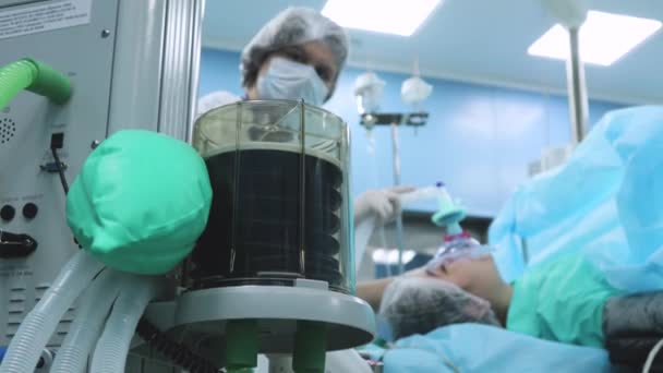 Искусственное дыхание вблизи. анестезиолог обезболивает пациента во время операции — стоковое видео