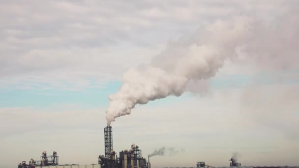 Průmyslová zóna s trubkou silný bílý kouř je vylita z tovární trubky v kontrastu se sluncem. Znečištění životního prostředí: dýmka s kouřem. Letecký pohled — Stock video