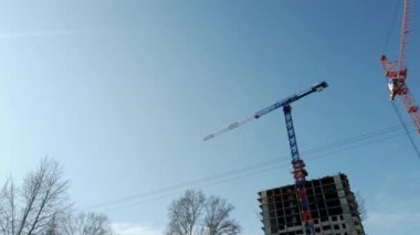 Motion Lapse İnşaat vinçleri kargo taşır ve çok katlı konutların inşası üzerinde çalışır.