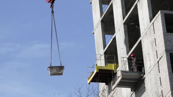 Ufa, Rusia Febrero 11, 2020: Las grúas de construcción mueven materiales de construcción y trabajan en la construcción de edificios residenciales de varios pisos — Vídeo de stock