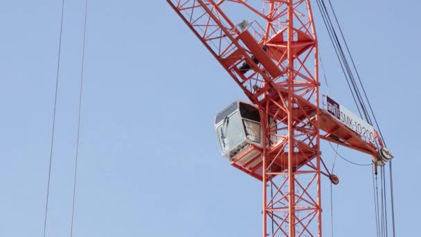 Ufa, Rusia Febrero 11, 2020: Las grúas de construcción mueven materiales de construcción y trabajan en la construcción de edificios residenciales de varios pisos — Vídeos de Stock