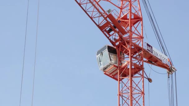 Ufa, Russia February 11, 2020: Construction cranes move building materials and work on the construction of multi-storey residential buildings — Stock Video