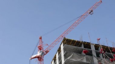 Ufa, Rusya 11 Şubat 2020: İnşaat vinçleri inşaat malzemeleri taşımakta ve çok katlı konut inşaatı üzerinde çalışmaktadır