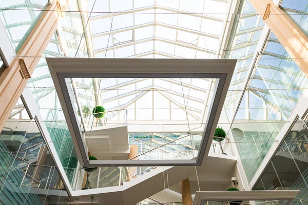 Rascacielos de negocios con ventanas panorámicas. espacio de oficina vacío —  Fotos de Stock