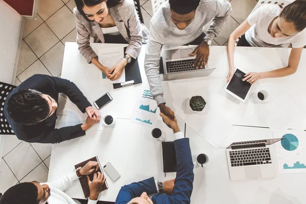 Un equipo de jóvenes trabajadores de oficina, empresarios con portátil trabajando en la mesa, comunicándose juntos en una oficina. Corporativosvapor y gerente en una reunión. coworking. — Foto de Stock