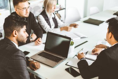 Ofiste birlikte çalışan ve iletişim kuran genç iş adamlarından oluşan bir ekip. Şirket buharı ve bir toplantıda yönetici..