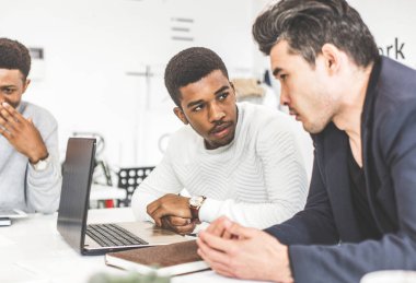 Genç ofis çalışanlarından oluşan bir ekip, masada çalışan iş adamları, ofiste birlikte iletişim kuruyorlar. Şirket buharı ve bir toplantıda yönetici. eşçalışma.