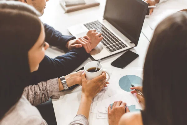 Un equipo de jóvenes trabajadores de oficina, empresarios con portátil trabajando en la mesa, comunicándose juntos en una oficina. Corporativosvapor y gerente en una reunión. coworking. — Foto de Stock