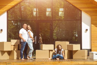 oğlu ve kızı ile genç aile yeni bir kır evine taşımak. hareketli gün.