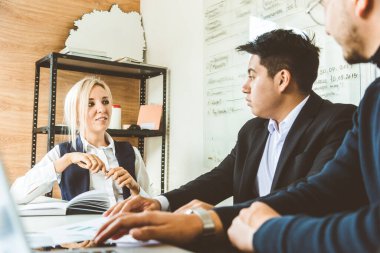 Ofiste birlikte çalışan ve iletişim kuran genç iş adamlarından oluşan bir ekip. Şirket buharı ve bir toplantıda yönetici..