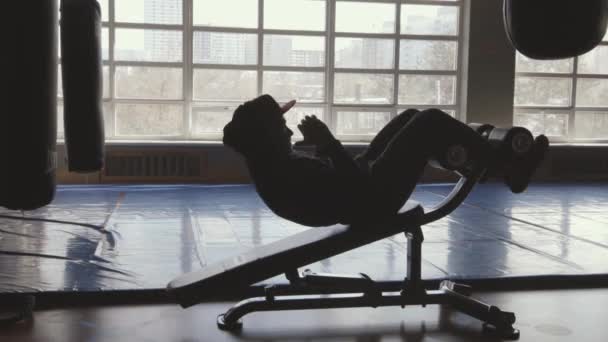 Homem muscular trabalhando fora no ginásio fazendo exercício sit ups e crunches — Vídeo de Stock