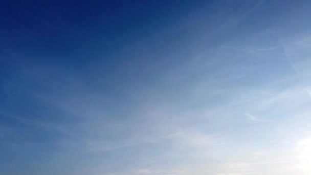 Timelapse blue sky and light feather clouds float — Stock Video