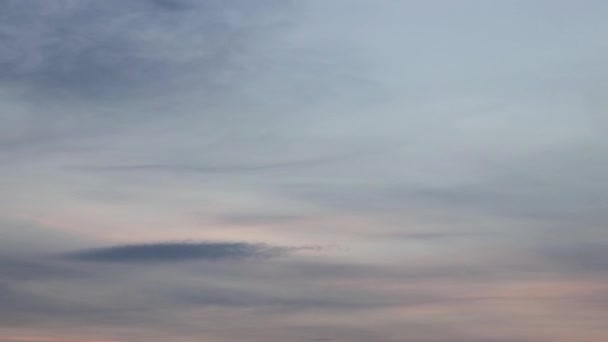 Тімелапс неба, освітлений світлом заходу сонця — стокове відео