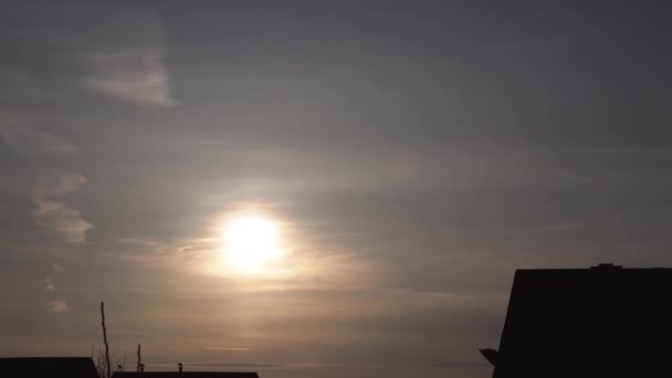 Zeitraffer, wenn die Sonne bei Sonnenuntergang untergeht — Stockvideo