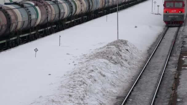 Ufa, Rusia, 16 de febrero de 2020: La locomotora tira del tren de mercancías con vagones. Transporte ferroviario de mercancías — Vídeos de Stock