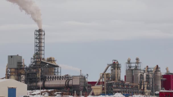Boru kalınlığında beyaz dumanı olan sanayi bölgesi güneşin aksine fabrika borusundan dökülüyor. Çevrenin kirliliği: dumanlı bir pipo — Stok video