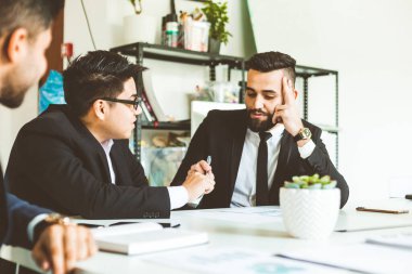 Ofiste birlikte çalışan ve iletişim kuran genç iş adamlarından oluşan bir ekip. Şirket buharı ve bir toplantıda yönetici..