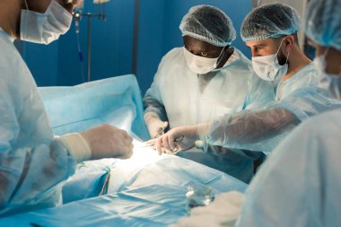 Uluslararası bir doktor ekibi, anestezi altındaki bir hastaya karmaşık bir ameliyat uygular. Modern ameliyathane ve deneyimli cerrahlar hayat kurtarıyor.