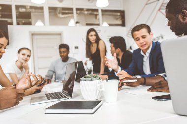 Genç ofis çalışanlarından oluşan bir ekip, masada çalışan iş adamları, ofiste birlikte iletişim kuruyorlar. Şirket buharı ve bir toplantıda yönetici. eşçalışma.