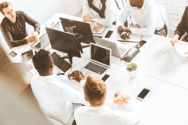 Ofiste birlikte çalışan ve iletişim kuran genç iş adamlarından oluşan bir ekip. Şirket buharı ve bir toplantıda yönetici..