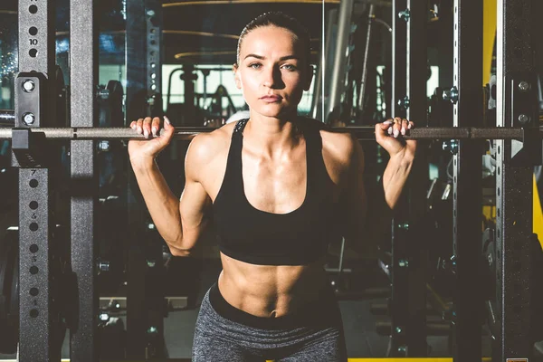 Edzés súlyzóval a tornateremben.Fitness A nők gyakorlása súlyzókat emel. Fitness izmos test.Edzés a tornateremben. — Stock Fotó