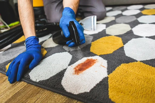 Närbild av personer Hand rengöring fläck på matta med svamp. — Stockfoto