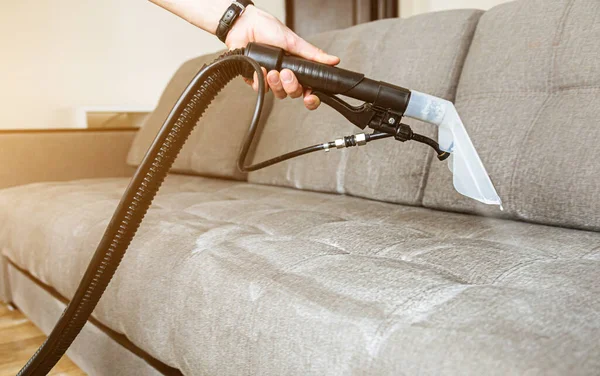 Feche a mão homem na luva de borracha protetora limpeza sofá com método de extração profissional. Limpeza regular no início da primavera. Conceito de empresa de limpeza comercial — Fotografia de Stock