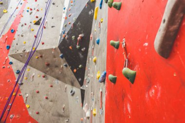 Dik kayalar, yapay duvarlara tırmanmalar. Ekstrem spor ve kaya konsepti.