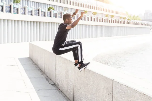 운동 선수인 젊은 아프로 아메리칸 남자가 산책로에서 뛰고 있어. 흑인 남자달리기 선수 야외에서 달리기. 건강 한 생활 방식. — 스톡 사진