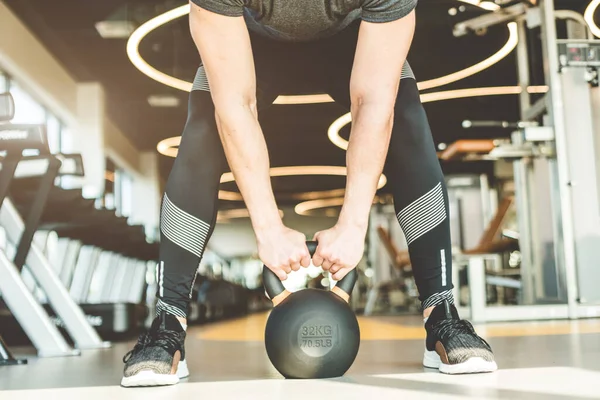 Edzés súlyzók a tornateremben.Fitness férfiak gyakorló emelés súlyzók. Fitness izmos test. Edzés az edzőteremben. — Stock Fotó