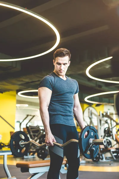 Férfi Edzés súlyzók a tornateremben.Fitness férfiak gyakorló emelés súlyzók. Fitness izmos test. Edzés az edzőteremben. — Stock Fotó