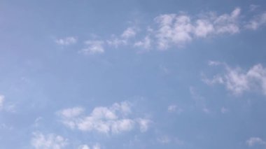 4k zaman ayarlı beyaz bulutların akciğerleri mavi gökyüzünde hareket eder