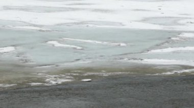 Buzun üstünde akan su. Bahar nehri